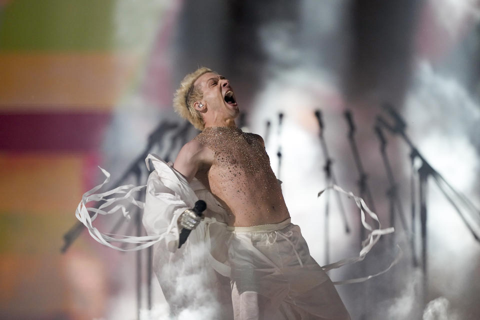 Mustii, de Bélgica, interpreta su canción Before the Party's Over en la segunda semifinal del festival de la canción Eurovision, en Malmo, Suecia, el 9 de mayo de 2024. (AP Foto/Martin Meissner)