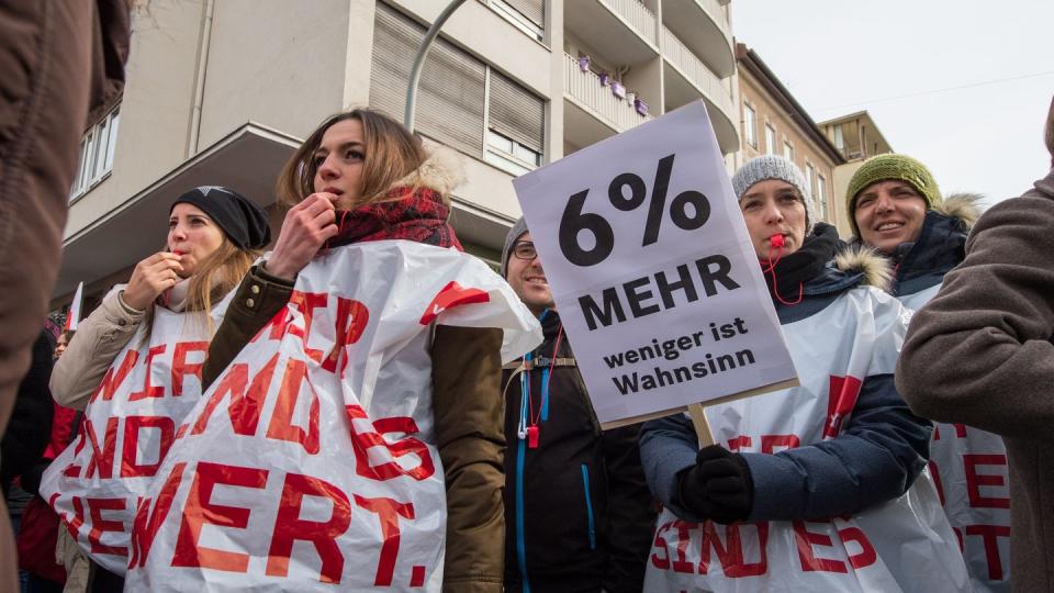 Streikende in der Münchener Innenstadt: Mülltonnen wurden nicht geleert und etwa die Hälfte der städtischen Kindertagesstätten blieben geschlossen. Foto: Lino Mirgeler