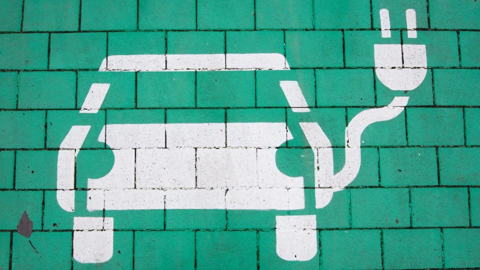 Ein Parkplatz mit einer Ladesäule für Elektroautos. Das Bundesverkehrsministerium plant gemeinsam mit dem Wirtschaftsministerium und der Branche ein Spitzentreffen zum Thema Ladesäulen.