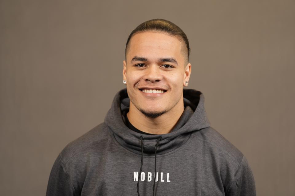 El ala cerrada de Alabama, Cameron Latu, posa para un retrato en el combinado de fútbol americano de la NFL el miércoles 1 de marzo de 2023 en Indianápolis.  |  Mástil AJ, Associated Press