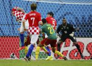 Croatia's Mario Mandzukic (L) heads to score their third goal against Cameroon during their 2014 World Cup Group A soccer match at the Amazonia arena in Manaus June 18, 2014. REUTERS/Murad Sezer (BRAZIL - Tags: SOCCER SPORT WORLD CUP)