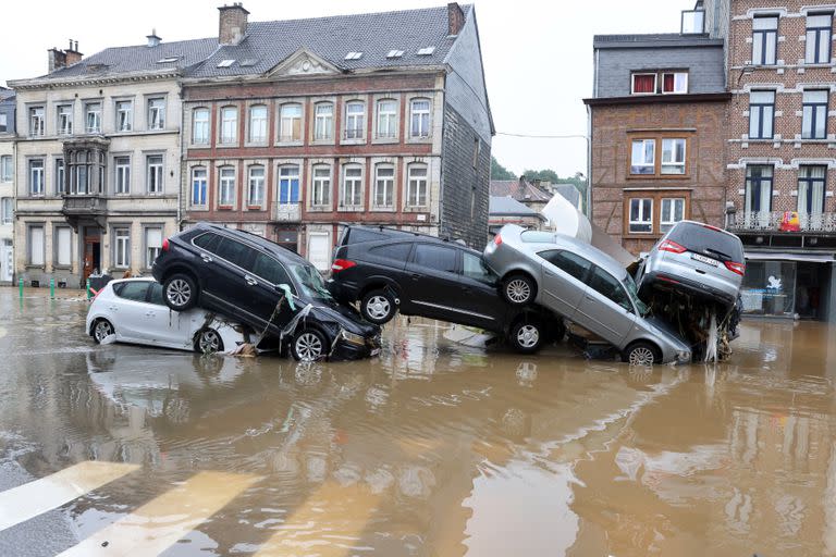 Una fotografía tomada el 15 de julio de 2021 muestra automóviles apilados junto al agua en una rotonda en la ciudad belga de Verviers, luego de que fuertes lluvias e inundaciones azotaran Europa occidental y mataran al menos a dos personas en Bélgica.