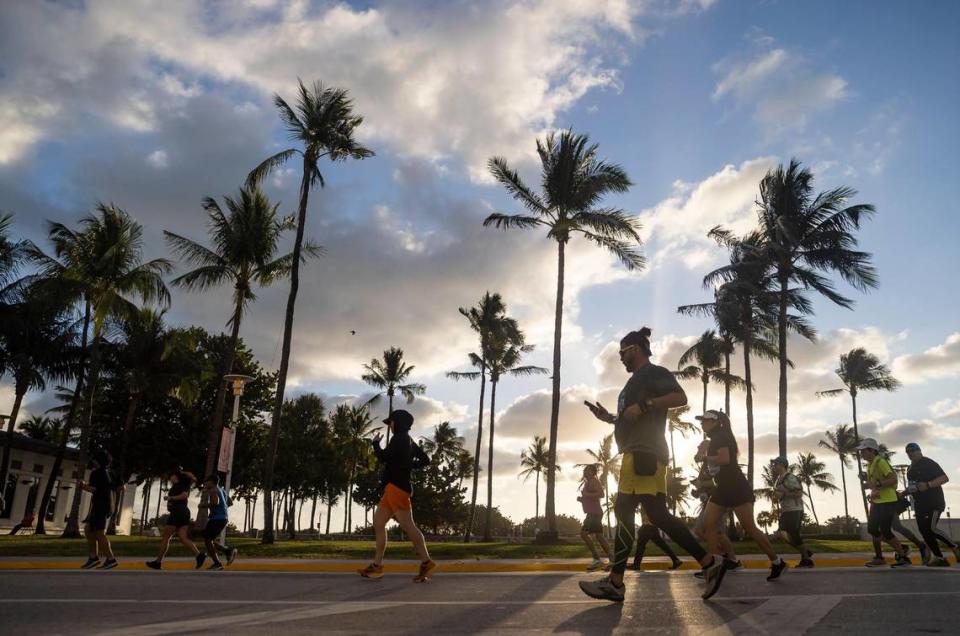Corredores avanzan por Ocean Drive mientras participan en el Maratón y Medio Maratón Life Time de Miami, el domingo 29 de enero de 2023, en Miami Beach, Florida.