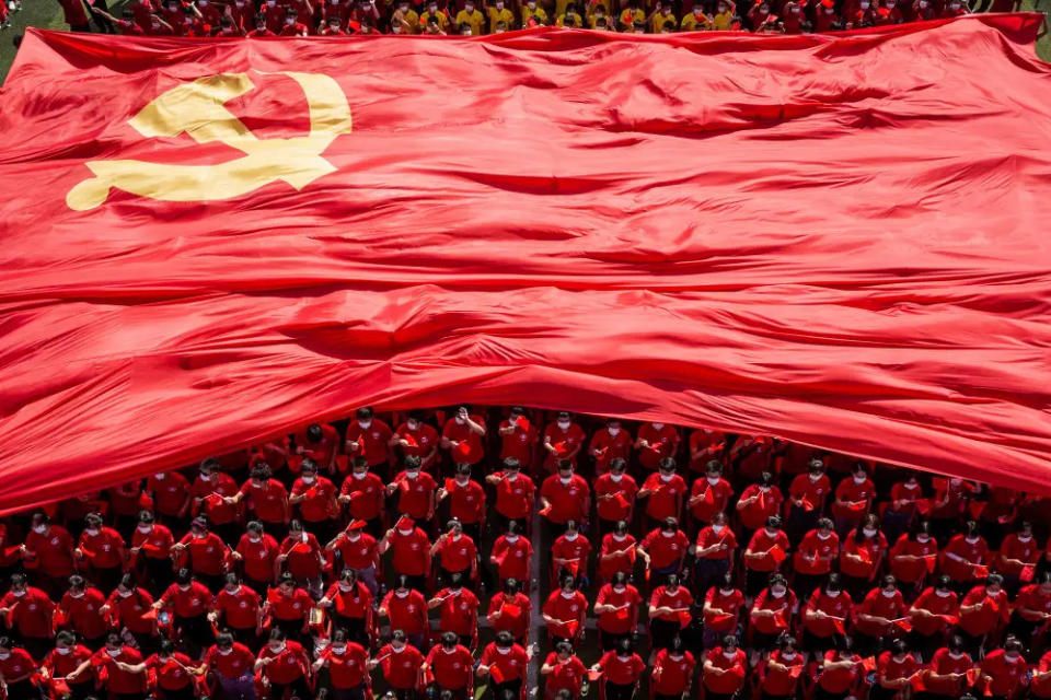 Studenten zeigen die Flagge der Kommunistischen Partei Chinas. - Copyright: STR