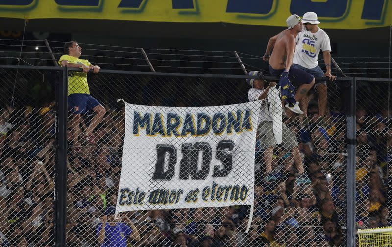 Foto de archivo ilustrativa de una bandera de la hinchada de Boca en homenaje a Diego Maradona en el partido con Gimnasia y Esgrima en La Bombonera de Buenos Aires