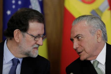 El presidente del Gobierno Español, Mariano Rajoy (a la izquierda en la imagen), en una reunión con el mandatario brasileño, Michel Temer, en el palacio Planalto en Brasilia, abr 24, 2017. Los gobiernos de España y Brasil reforzaron el lunes su compromiso para completar un pacto comercial entre la Unión Europea y el bloque aduanero sudamericano Mercosur, pese a los sentimientos proteccionistas que aparecen a nivel internacional. REUTERS/Ueslei Marcelino