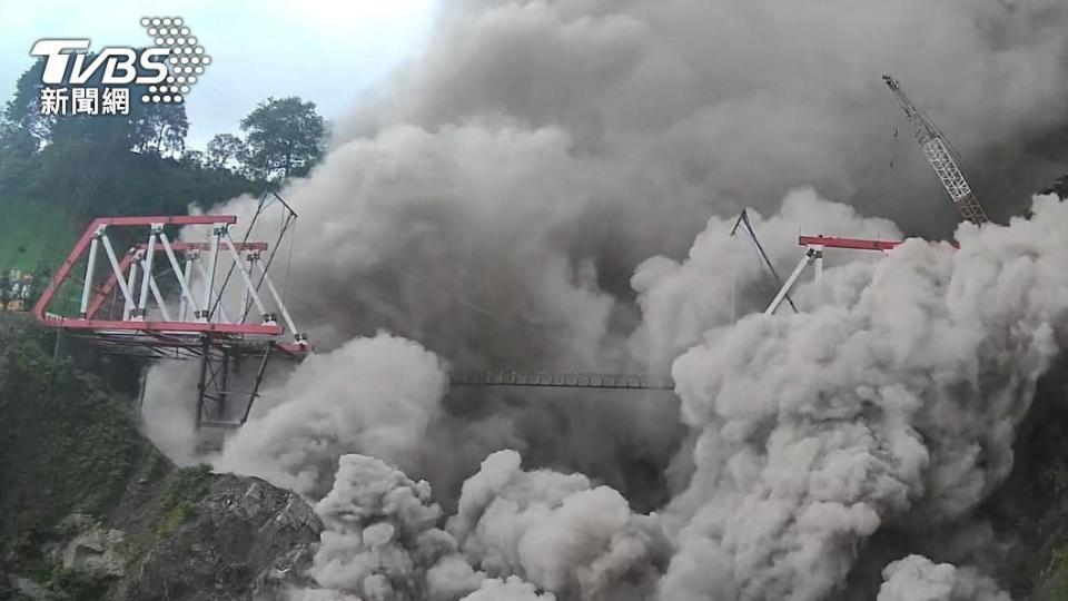 附近橋梁因為火山噴發而遭損壞。（圖／達志影像路透）