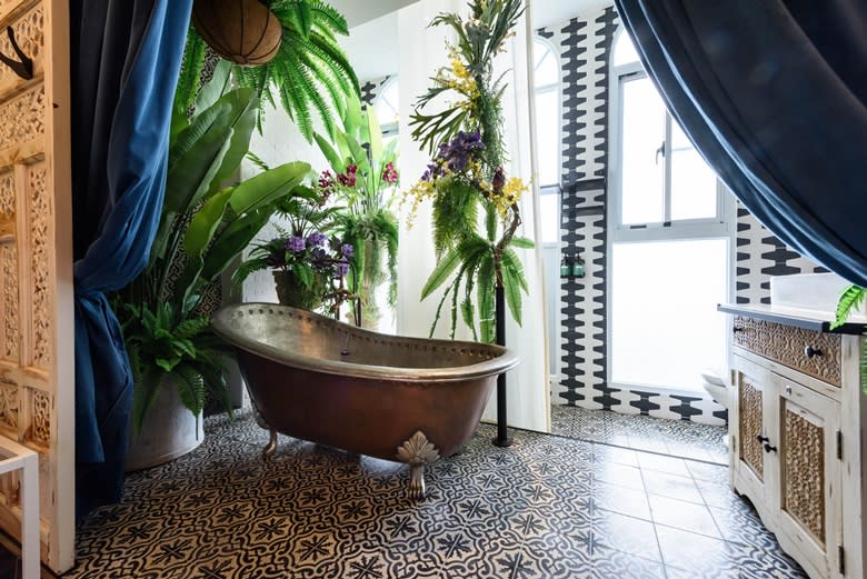 國王套房擁有一個銅鑄浴缸，如沐浴在花園叢林裡。攝影/張明偉