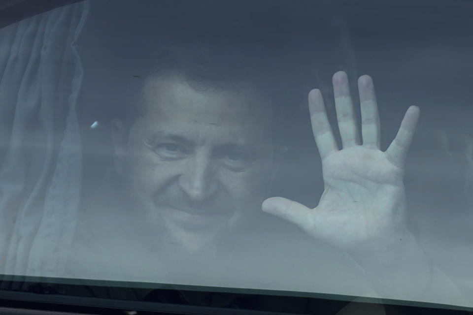 Wolodymyr Selenskyj winkt aus einem Auto während er den Nato-Gipfel verlässt (Bild: Pavel Golovkin/AP/dpa)