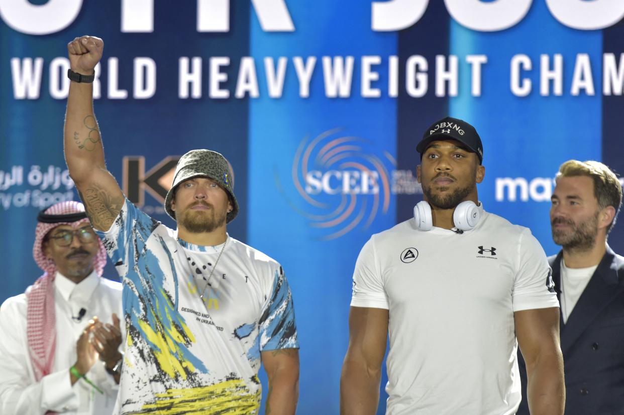 Ukraine's Oleksandr Usyk (L) and Britain's Anthony Joshua (R) pose for a picture during the press conference to announce the heavyweight boxing rematch for the WBA, WBO, IBO and IBF titles in Jeddah on June 21, 2022. - The match, billed as Rage on the Red Sea, is set to take place on August 20, 2022, at the Jeddah Super Dome. (Photo by Amer HILABI / AFP) (Photo by AMER HILABI/AFP via Getty Images)