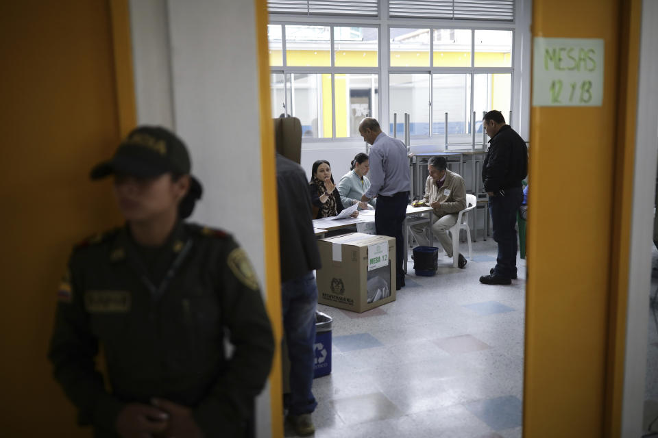 La policía custodia un colegio electoral durante las elecciones locales y regionales en Bogotá, Colombia, el domingo 29 de octubre de 2023. (Foto AP/Iván Valencia)