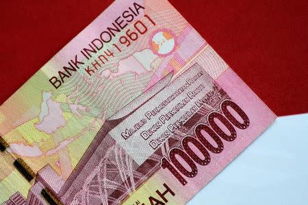 An Indonesia Rupiah note is seen in this picture illustration June 2, 2017. REUTERS/Thomas White/Illustration