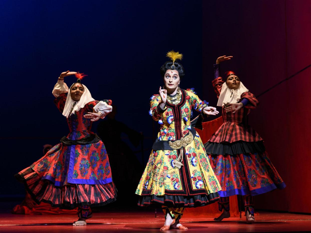 Lucy Crowe (centre) as Ismene in 'Mitridate, re di Ponto' at the Royal Opera House: ROH/ Bill Cooper