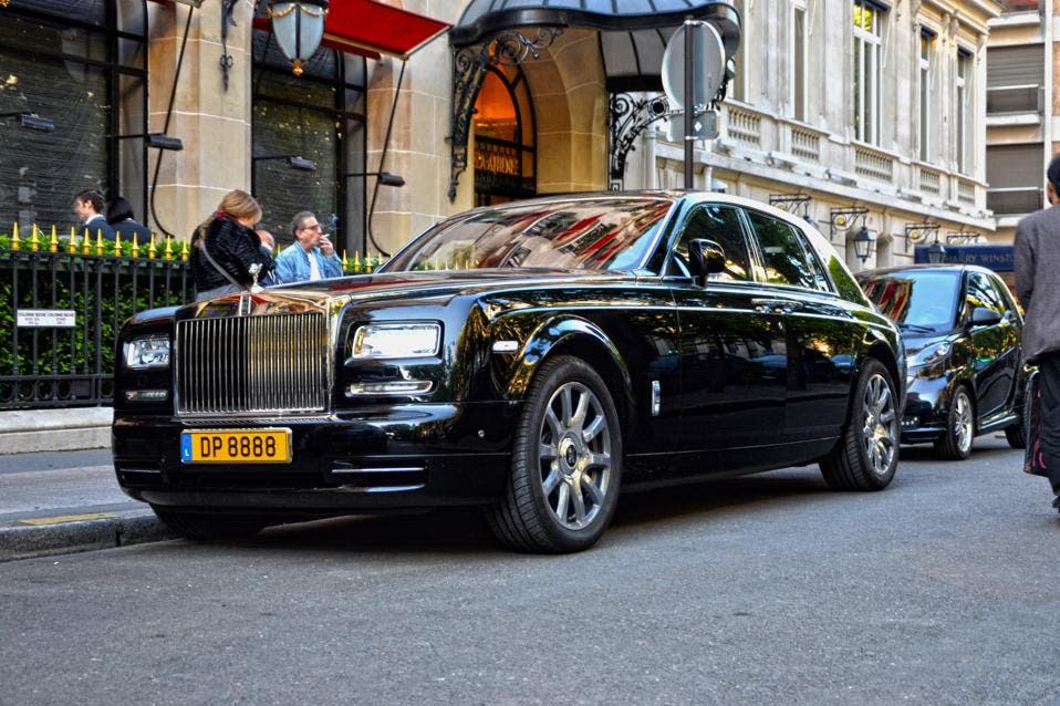 Rolls Royce Phantom negro fuera del Four Seasons Hotel George V