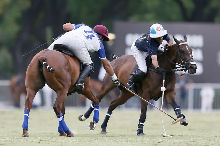 Cruce de tacos entre Alfredo Cappella Barabucci y Adolfo Cambiaso; el capitán de La Dolfina está preocupado por la salud de Nicolás Pieres, a quien está reemplazando el back de Ellerstina en este Campeonato Argentino Abierto.