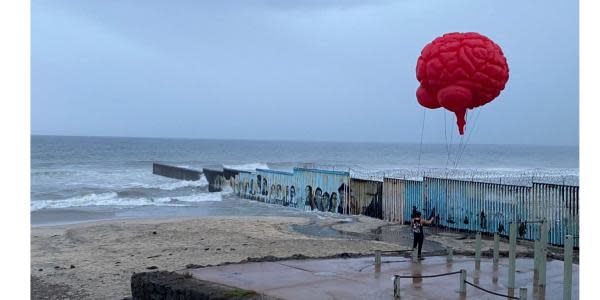 Tras dar la vuelta al mundo colocan cerebro gigante sobre muro fronterizo Tijuana- San Diego