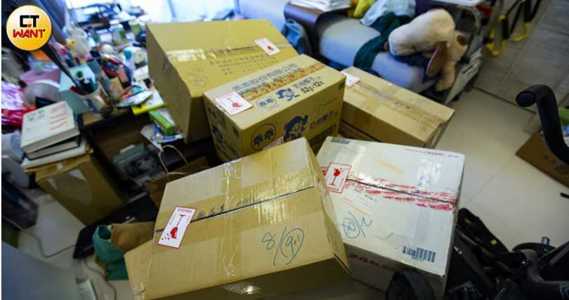 安妮辦公室的物品被打包成十大箱送出門，現在堆放在家中客廳。（圖╱黃威彬攝）