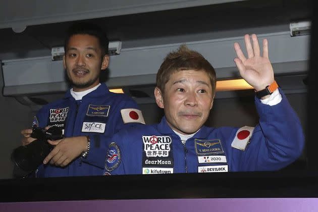 <p>Le milliardaire japonais Yusaku Maezawa, son assistant Yozo Hirano et le cosmonaute Alexandre Missourkine ont décollé du cosmodrome russe de Baïkonour au Kazakhstan, le 8 décembre 2021.</p>