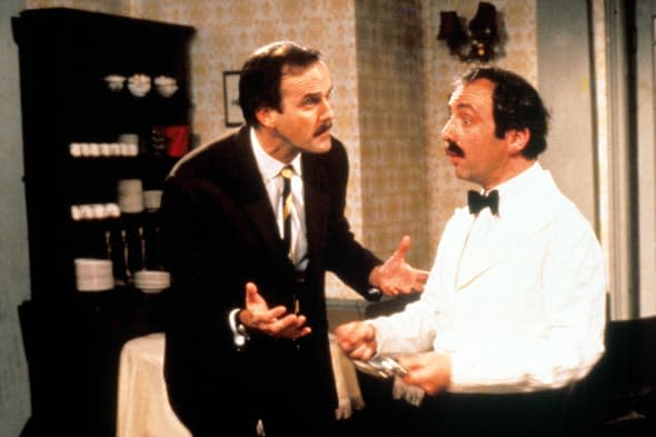 FAWLTY TOWERS (TV) JOHN CLEESE, ANDREW SACHS BBC FTWS 011