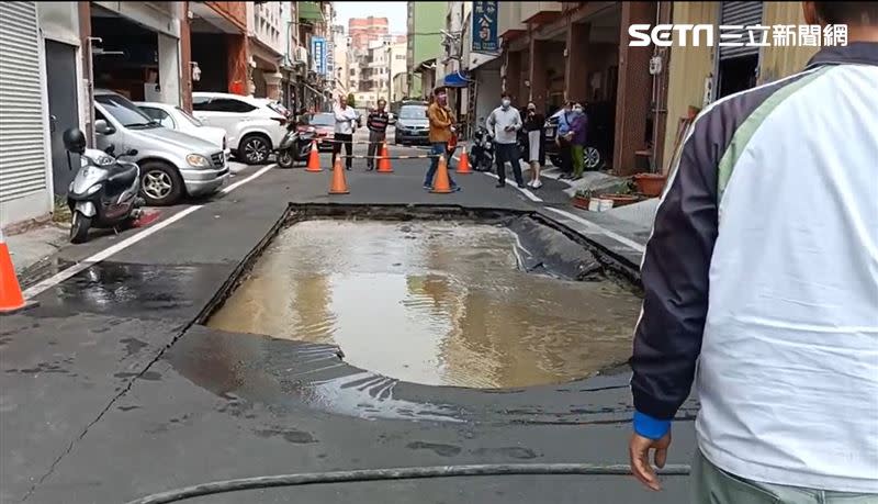 上午接連幾個地震，彰化市路面出現大天坑，還不斷冒出水來。（圖／翻攝畫面）