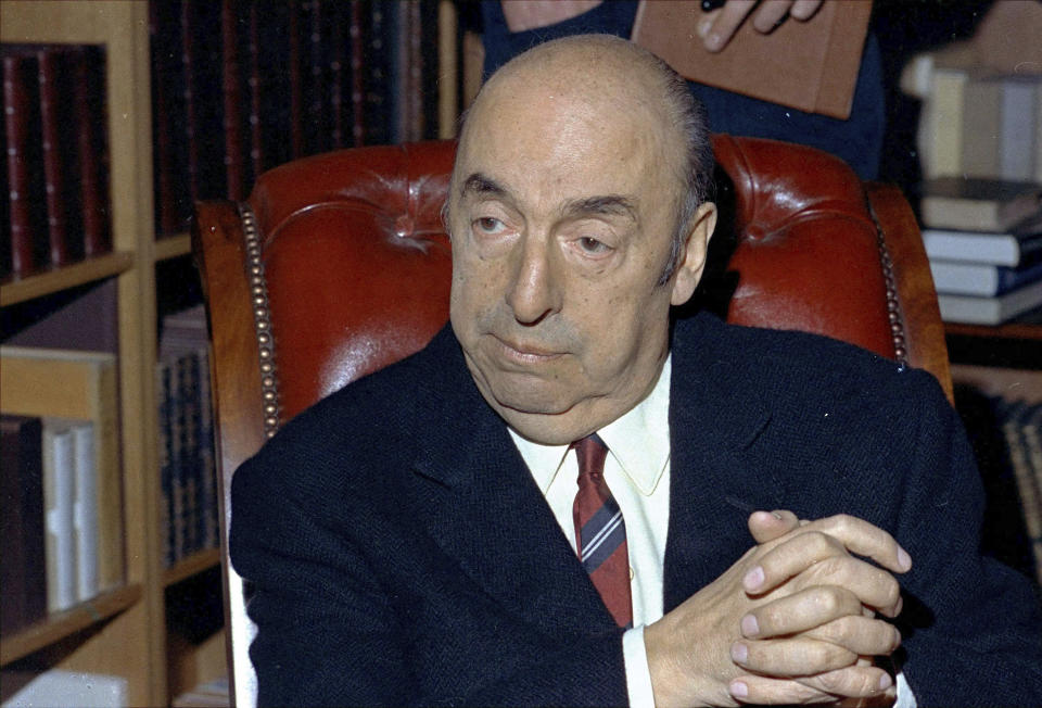 ARCHIVO - El poeta chileno y Nobel de Literatura Pablo Neruda en París en octubre de 1971. Una corte de apelaciones ordenó el martes 20 de febrero en Chile reabrir el caso sobre la muerte del escritor, reconociendo que la investigación no fue exhaustiva y que nuevas diligencias pueden dar claridad sobre la causa de muerte. En diciembre pasado, una jueza chilena desestimó practicar nuevas diligencias que apuntan hacia otras causas distintas al cáncer que consta en su certificado de defunción. (AP Foto/Michel Lipchitz, Archivo)