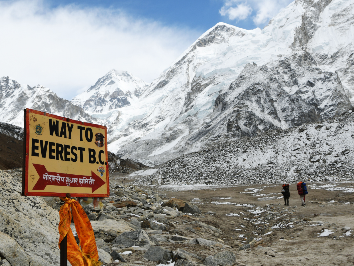 Ein Schild weißt den Weg zum Basislager des Mount Everest.  - Copyright: PRAKASH MATHEMA/AFP/Getty Images