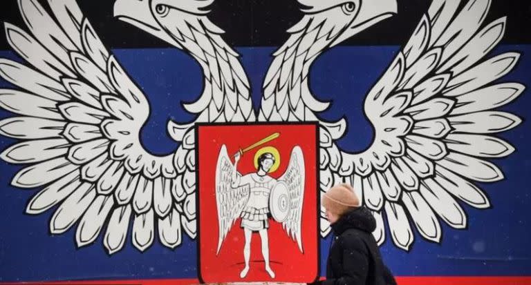 El emblema de la no reconocida República Popular de Donetsk es común en el territorio rebelde.