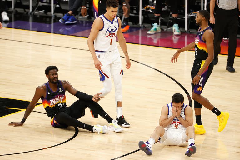 Facundo Campazzo se toma el rostro tras un contacto, pero bien podría ser un lamento por su rendimiento y el de Denver Nuggets en el segundo partido contra Phoenix Suns, que ganó por 123 a 98.