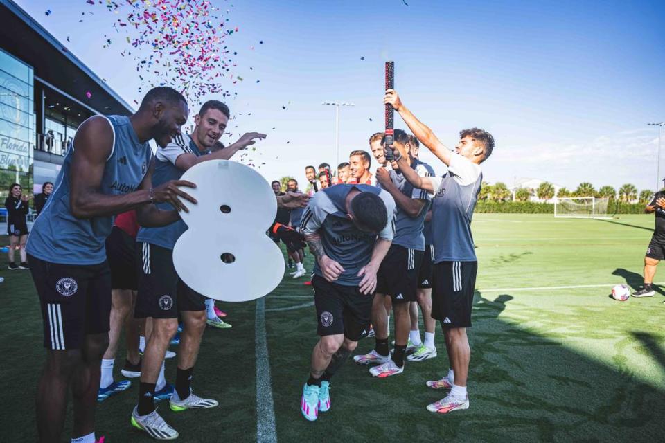 Los jugadores del Inter Miami le hacen un pasillo a Lionel Messi tras ganar su octavo Balón de Oro el lunes en París.