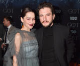 Dans <em>Game of Thrones, </em>une relation passionnelle voit le jour entre Daenerys Targaryen et Jon Snow. Ce qui n’était absolument pas le cas entre leurs interprètes en coulisses. Interrogé par le <em>Daily Mail</em> en avril 2019, Kit Harington se confie sur la difficulté à embrasser Emilia Clarke à l’écran : "<em>Emilia et moi sommes meilleurs amis depuis plus de sept ans, et au moment où nous avons dû nous embrasser, ça avait l'air bizarr</em>e". L’autre raison de ce malaise s’explique par le fait que sa compagne Rose Leslie, qui prêtait ses traits à Ygritte dans la série, est elle aussi très proche de sa partenaire. "<em>Emilia, Rose et moi sommes de bons amis, alors même si vous êtes acteur et que c'est votre job, il y a quelque chose d'étrange quand vous allez dîner tous les trois après avoir eu une scène de baiser le jour même</em>", ajoute le comédien. <em>(Photo by Jeff Kravitz/FilmMagic for HBO via Getty Images)</em>