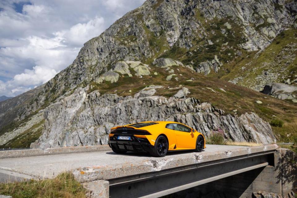 Bitte in der Spur bleiben: Flussüberquerung in den Alpen. - Copyright: Markus Bartholet