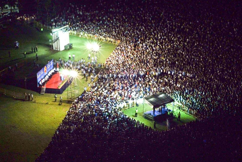 Over 15,000 people turned up to hear speeches from the Workers' Party at their rally in Hougang on Thursday, 28 April. (Yahoo! photo/ Quek Jan Yang) 