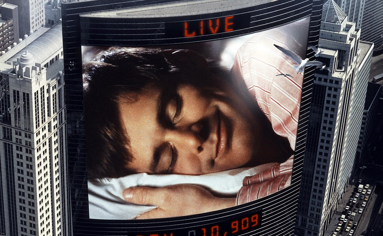 Jim Carrey duerme en el material promocional de lapelícula 'The Truman Show. Historia de una vida', 1998. (Foto: Paramount/Getty Images)