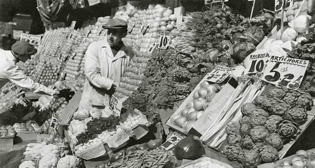 Puesto de verduras y hortalizas de un mercado de Nueva York donde se vendían alcachofas controladas por la mafia (imagen vía atlasobscura)