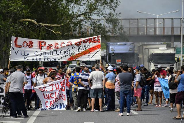 Conflicto: pescadores cortaron rutas en Santa Fe en repudio a la veda que  impuso la Justicia en el Río Paraná