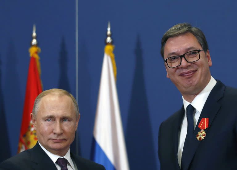 El presidente ruso, Vladimir Putin (izquierda), posa con el presidente serbio, Aleksandar Vucic, luego de recibir la Orden Alexander Nevsky en Belgrado, Serbia, el jueves 17 de enero de 2019