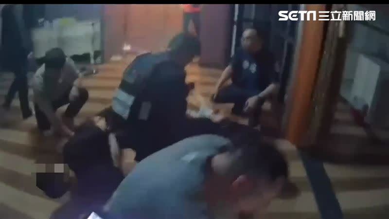 警方率隊前往新莊區大樓逮捕楊姓債主等5人。（圖／翻攝畫面）