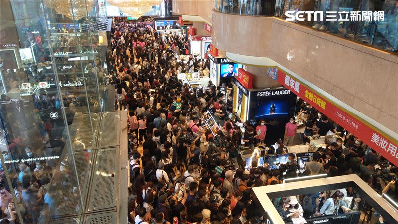 新光三越台北南西店週年慶正式開跑，數千名民眾一大早湧入百貨。（圖／記者戴玉翔攝影）