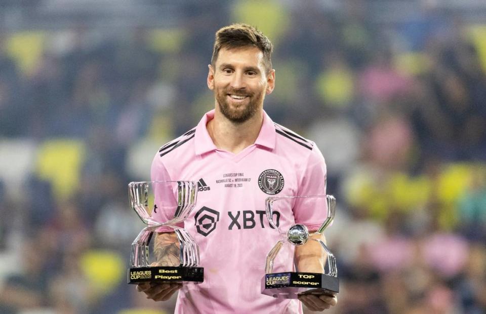 El delantero de Inter Miami, Lionel Messi (10), recibe los premios de Mejor Jugador y Máximo Goleador de la Leagues Cup después de derrotar al Nashville SC en la final de la Leagues Cup en GEODIS Park el sábado, 19 de agosto de 2023, en Nashville, Tennessee.