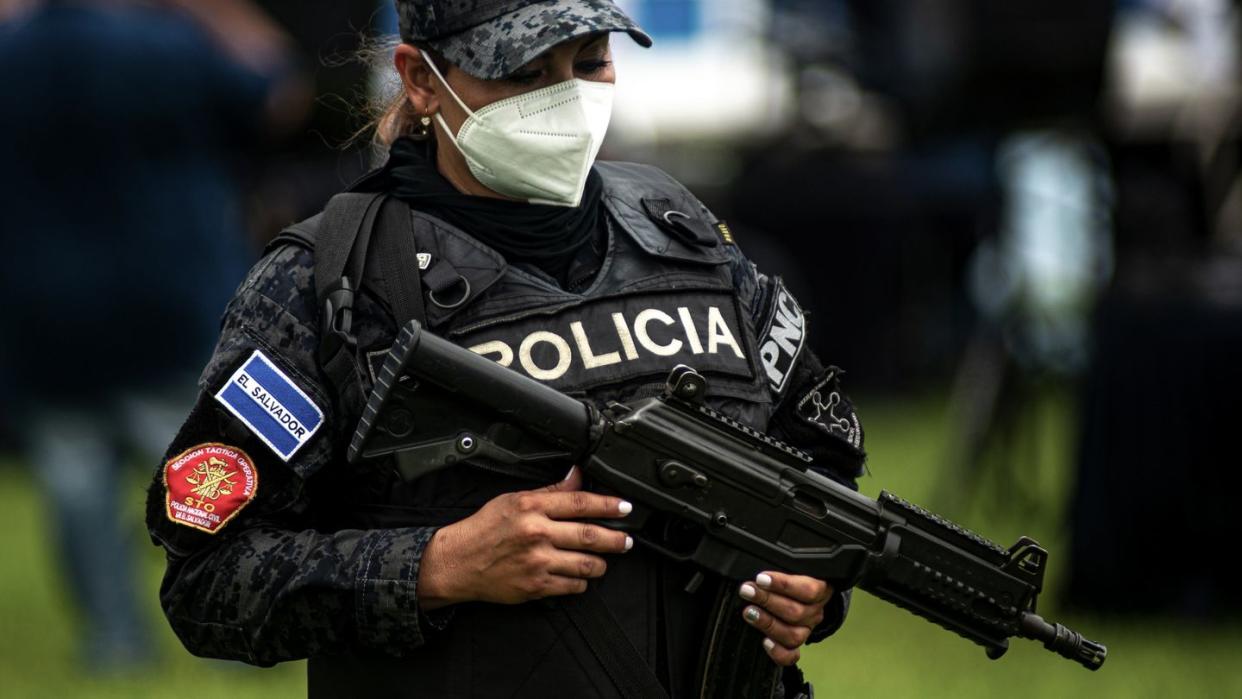 Eine Polizistin in El Salvador mit schwerem Geschütz. (Symbolbild)