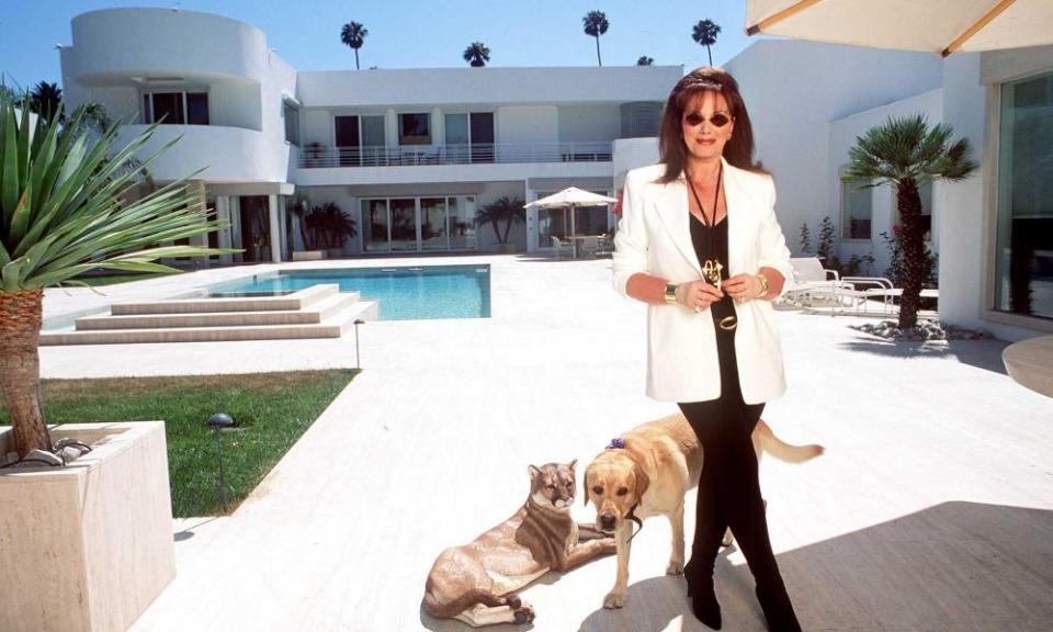 Jackie Collins and pets at her Beverly Hills home in July 1995