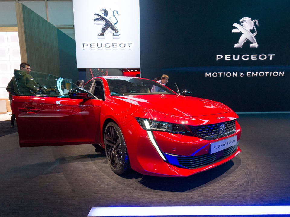 <p>Der Peugeot 508 hat einiges zu bieten: Die coupéhaft geschnittene Mittelklasselimousine verfügt unter anderem über ein Nachtsichtsystem. Für den Antrieb stehen ein 225 PS starker Benziner und ein Diesel mit 180 PS zur Wahl. Ab 49.100 Euro ist das neue Flaggschiff von Peugeot erhältlich. (Bild-Copyright: gims.swiss) </p>