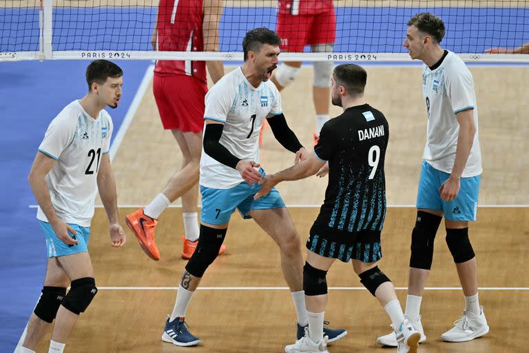 La selección argentina de vóleibol masculino festeja un punto en la derrota ante Estados Unidos