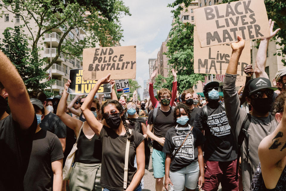 Manifestantes protestando en contra de la brutalidad policiaca y el racismo marchan en Manhattan, el 6 de junio de 2020. (Simbarashe Cha/The New York Times)