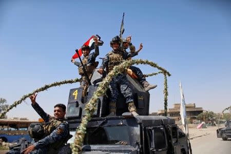 Members of the Iraqi Federal Police gesture after returning back from the front line in the Old City of Mosul, Iraq June 28, 2017. REUTERS/Ahmed Jadallah