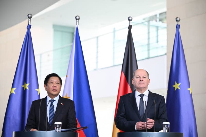 German Chancellor Olaf Scholz (R) and President of the Philippines Ferdinand "Bongbong" Romualdez Marcos Jr. hold a joint press conference at the Federal Chancellery in Berlin. Sebastian Gollnow/dpa