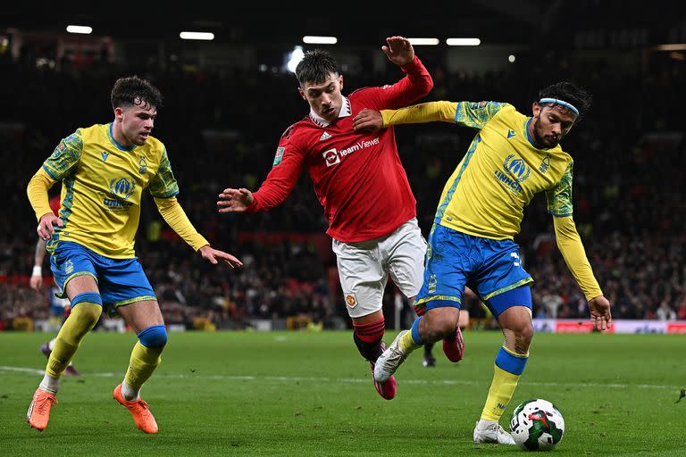 Lisandro Martínez lucha por la pelota con dos rivales en el partido entre Manchester United y Nottingham Forest, por las semifinales de la Carabao Cup.