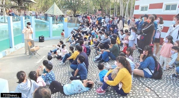 頑皮世界野生動物園二二八連假期間推出動物健檢櫥窗及動物解說學堂，動物保育員分享動物趣聞，讓民眾更貼近動物生活。（記者李嘉祥攝）