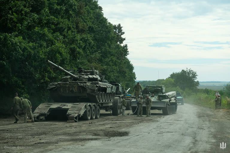Soldados ucranianos cargando un vehículo militar ruso abandonado en un remolque durante la contraofensiva del Ejército Ucraniano en la región de Kharkiv, en medio de la invasión militar rusa de Ucrania