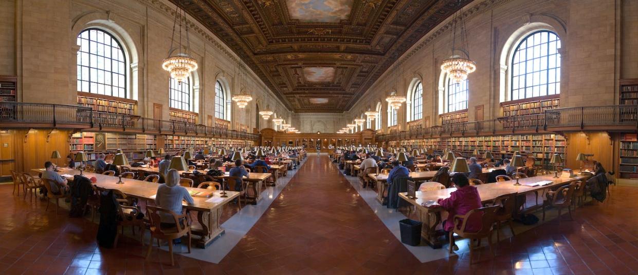 Libraries can be an oasis from doomscrolling and information overload. <a href="https://upload.wikimedia.org/wikipedia/commons/7/7f/NYC_Public_Library_Research_Room_Jan_2006-1-_3.jpg" rel="nofollow noopener" target="_blank" data-ylk="slk:Diliff/Wikimedia Commons;elm:context_link;itc:0;sec:content-canvas" class="link ">Diliff/Wikimedia Commons</a>, <a href="http://creativecommons.org/licenses/by-sa/4.0/" rel="nofollow noopener" target="_blank" data-ylk="slk:CC BY-SA;elm:context_link;itc:0;sec:content-canvas" class="link ">CC BY-SA</a>